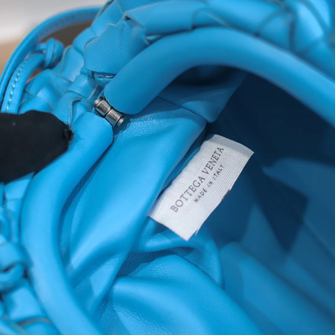 BV cloud bag is in stock, coarse weave, large plaid weave, the pouch cloud bag. Needless to say, this year's most popular bag is not without its reason. The minimalist and slightly wrinkled design is both advanced and a bit lazy. After the new designer came, he directly changed it to a large weave and became super young. It also has a touch of fashion. You must buy it. This year's must-have bag. Size: 22×12×7cm. Real shot ❤️